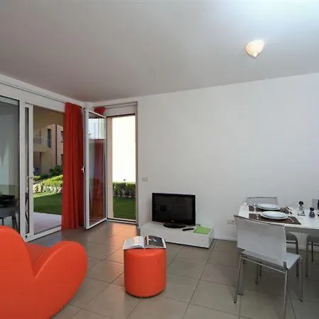 Sleeps 2 Pool Air Con