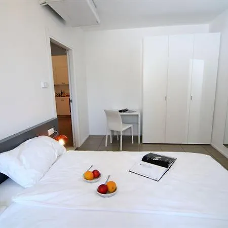 Sleeps 2 Pool Air Con 아파트 Maccagno