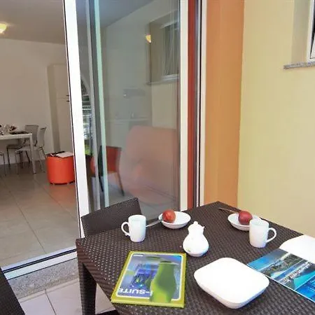 Sleeps 2 Pool Air Con